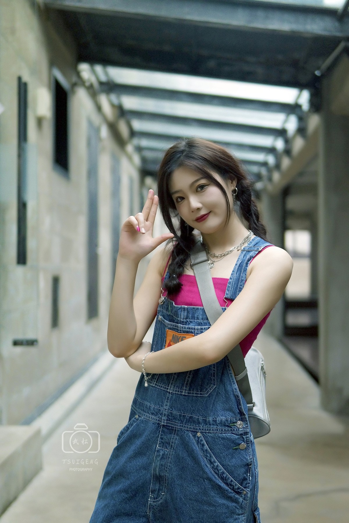 牛仔背带裤女孩