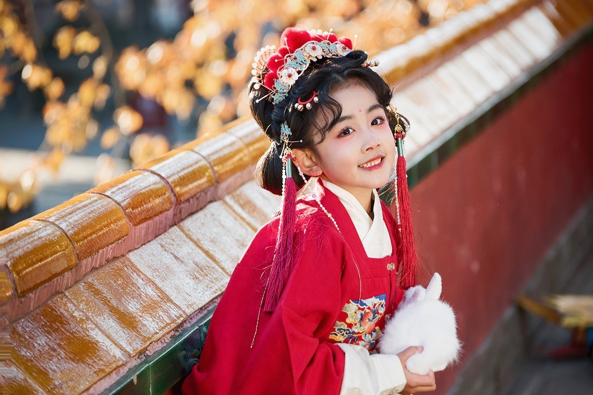 女孩儿穿上古装的留影纪念