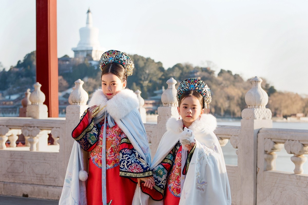 女孩儿穿上古装的留影纪念