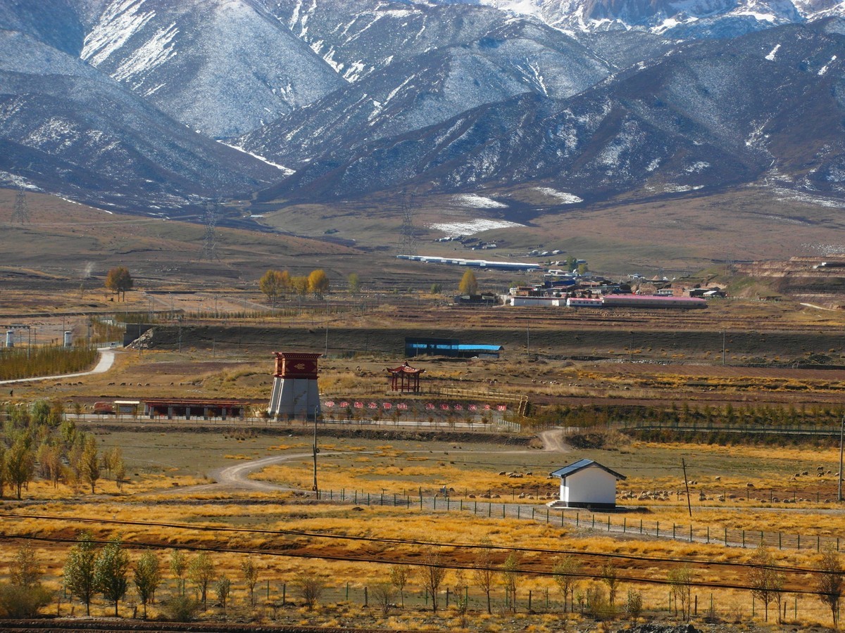 雪山脚下是我可爱的家乡