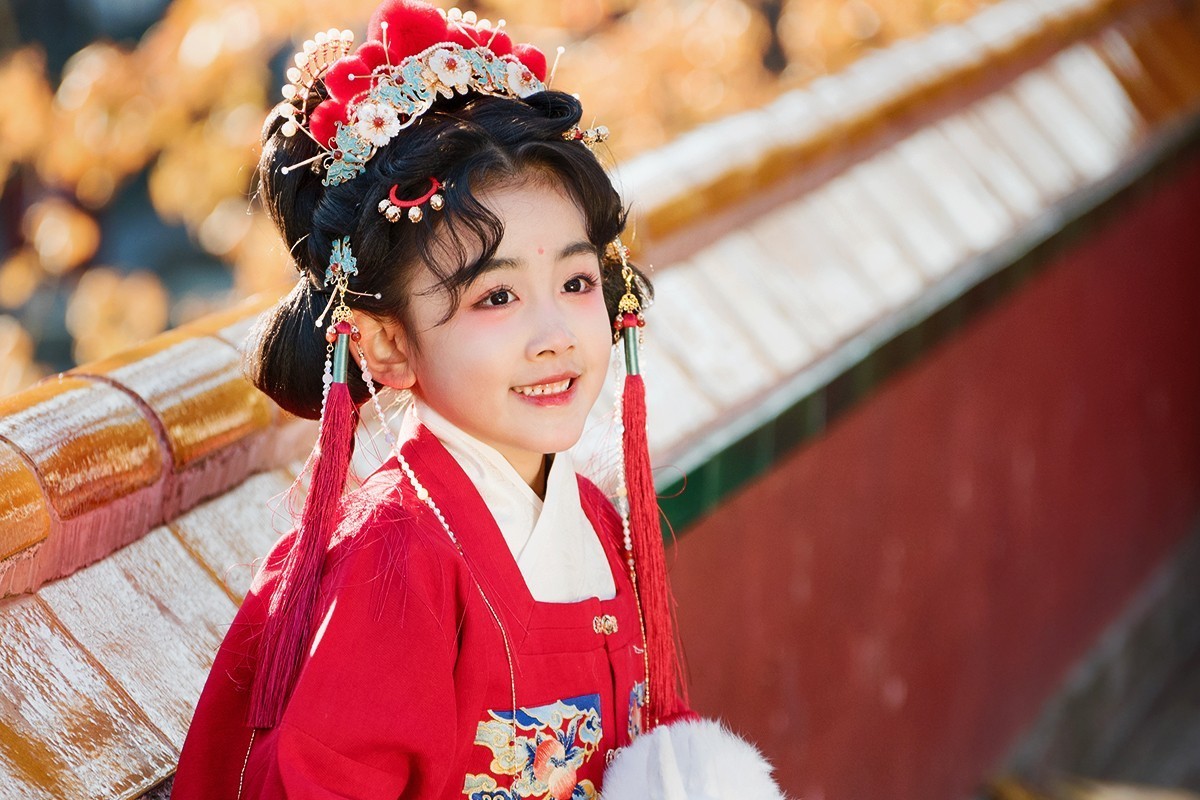 女孩儿穿上古装的留影纪念