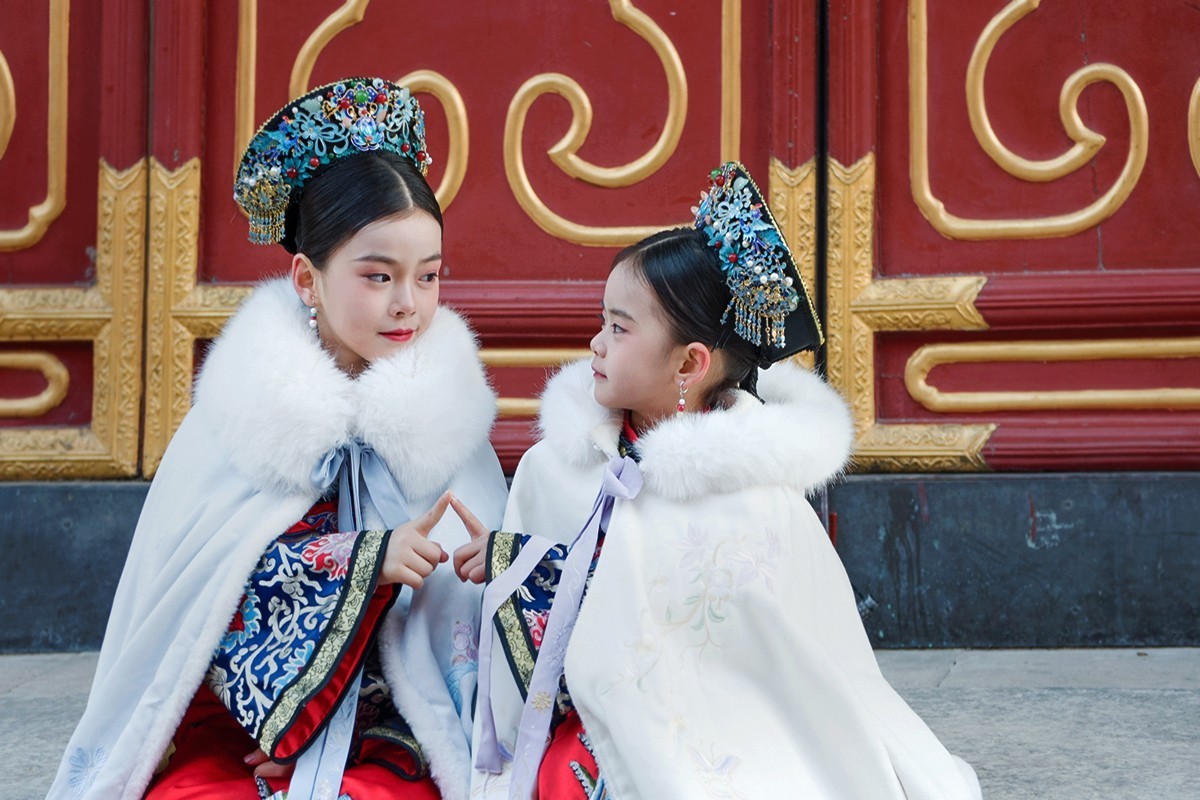 女孩儿穿上古装的留影纪念