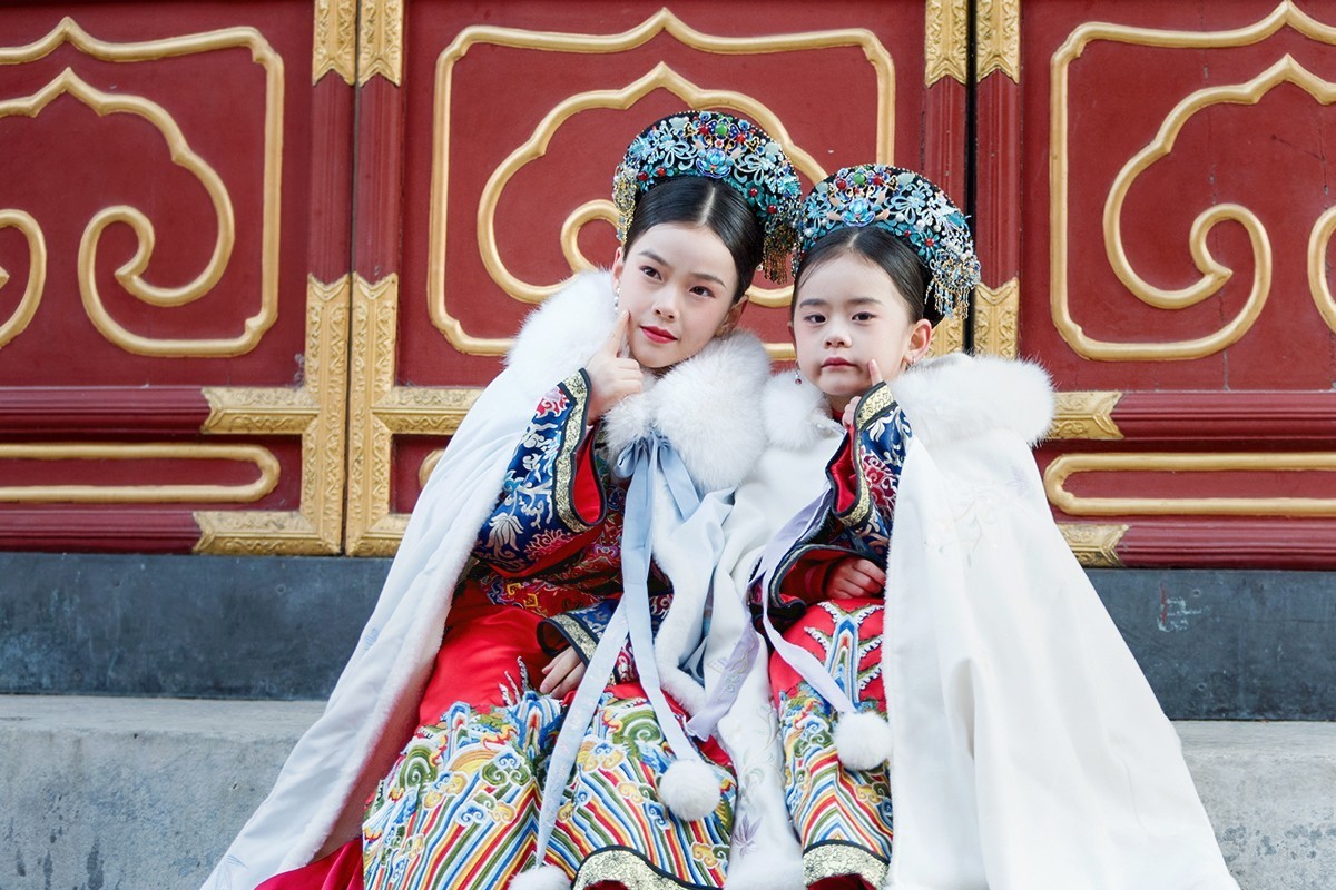 女孩儿穿上古装的留影纪念