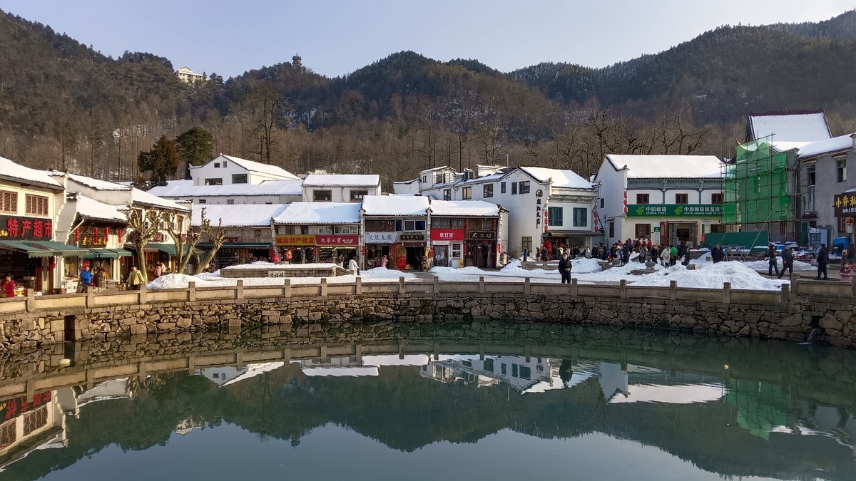 九华山化成寺门前的偃月湖和广场