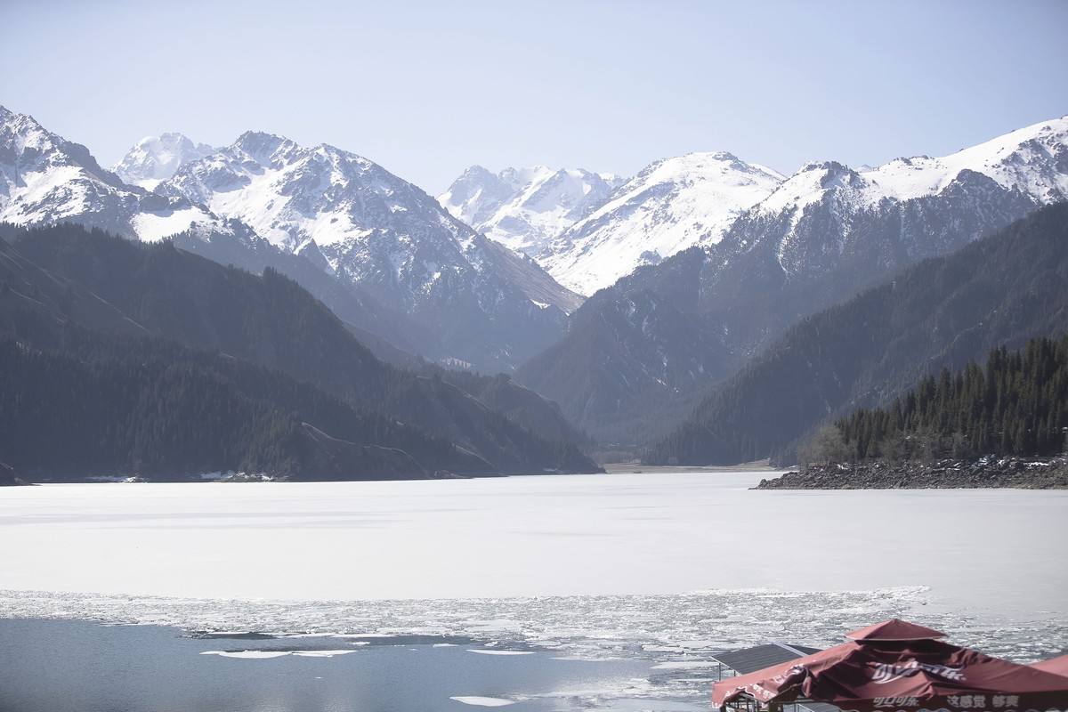 天池浮冰天山雪