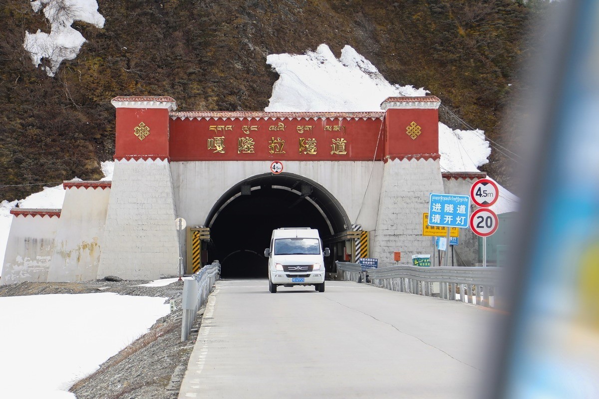 西行散记——嘎隆拉雪山，隧道。