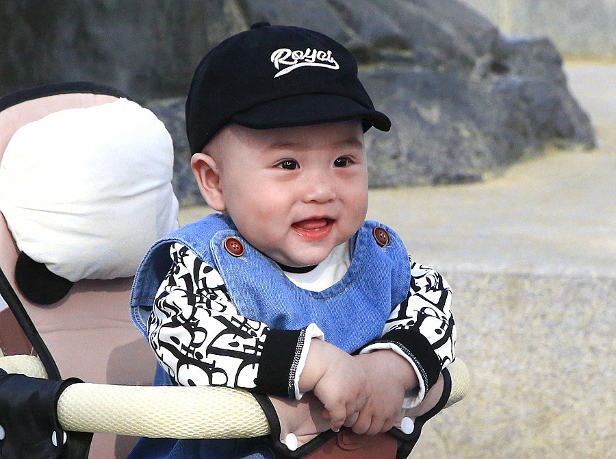 《不老松：纪实摄影》名人植物园：（3）八个月的小宝宝也来游园赏花！