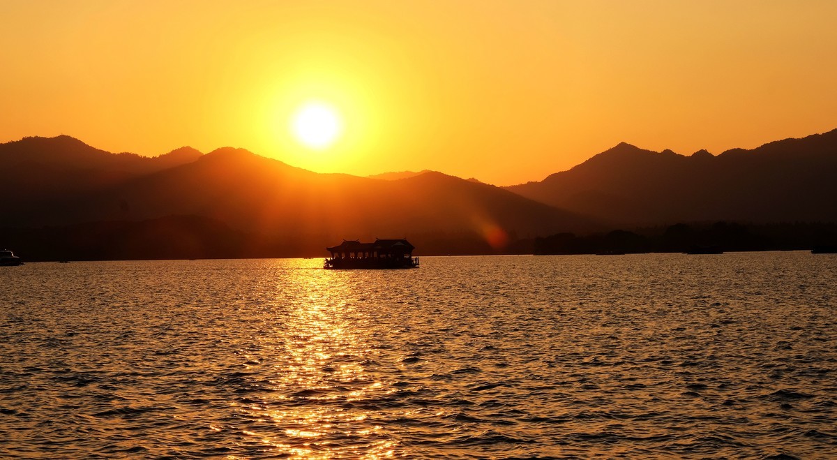 日落夕阳下的西湖美景