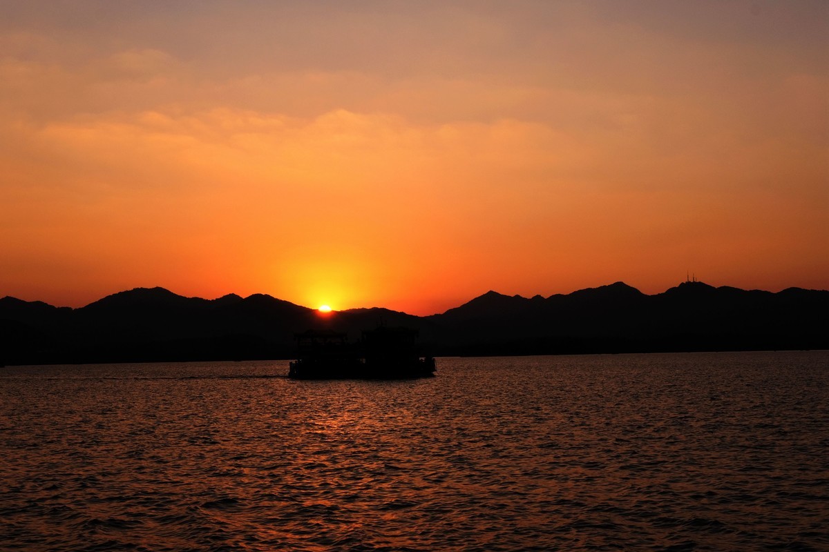 日落夕阳下的西湖美景