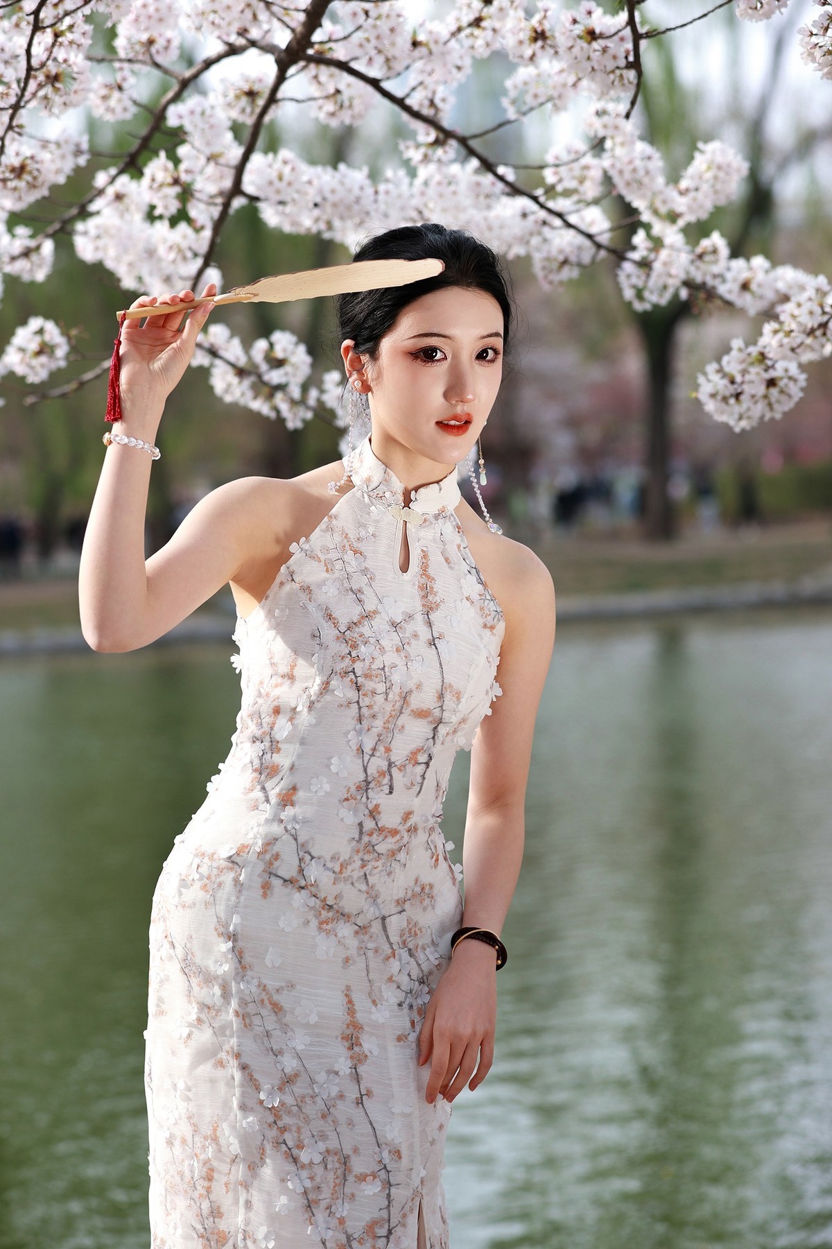 贺三八妇女节 池畔花开丽人来