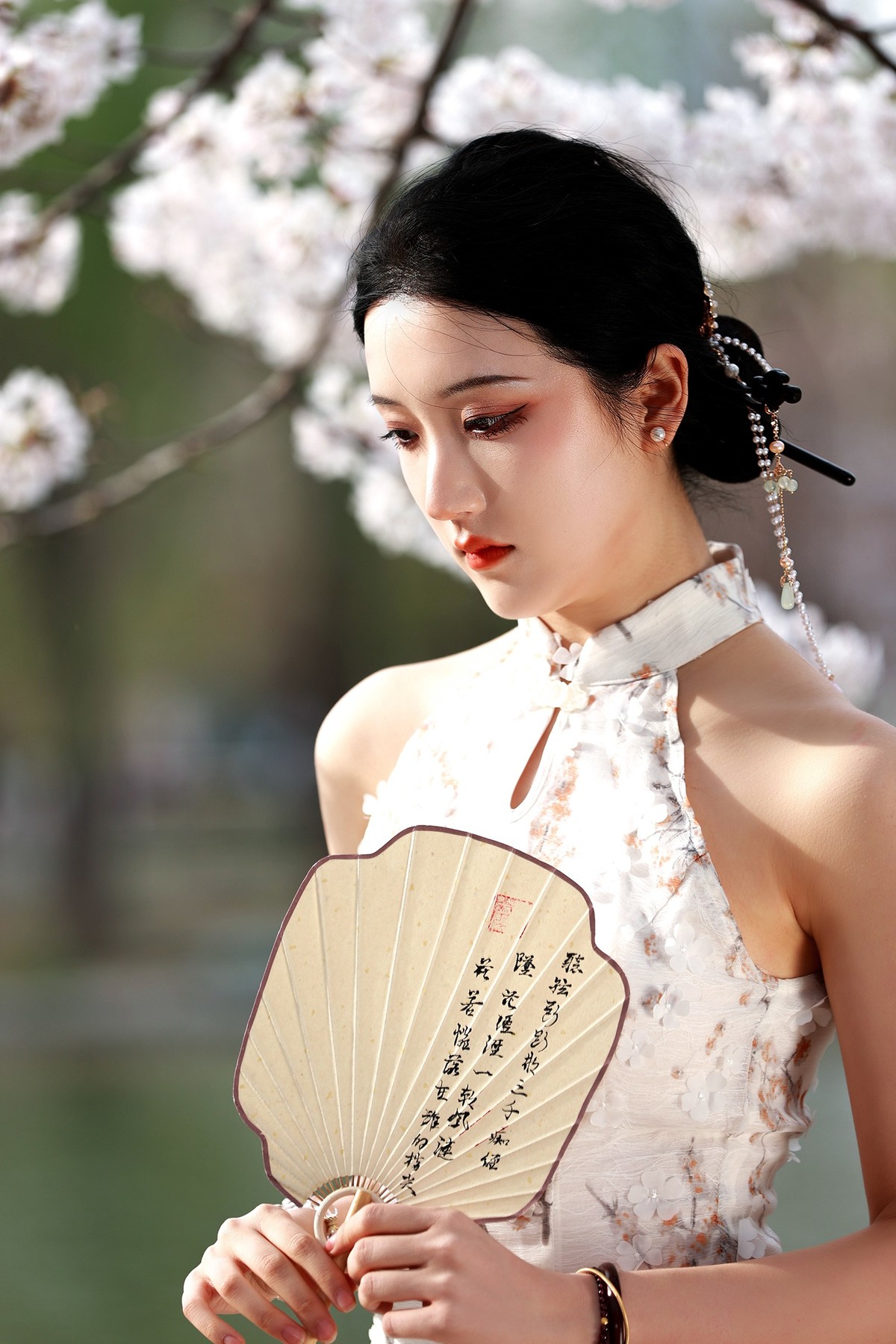 贺三八妇女节 池畔花开丽人来