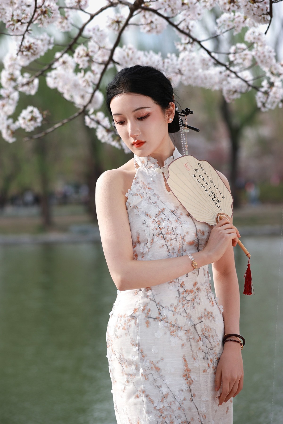 贺三八妇女节 池畔花开丽人来