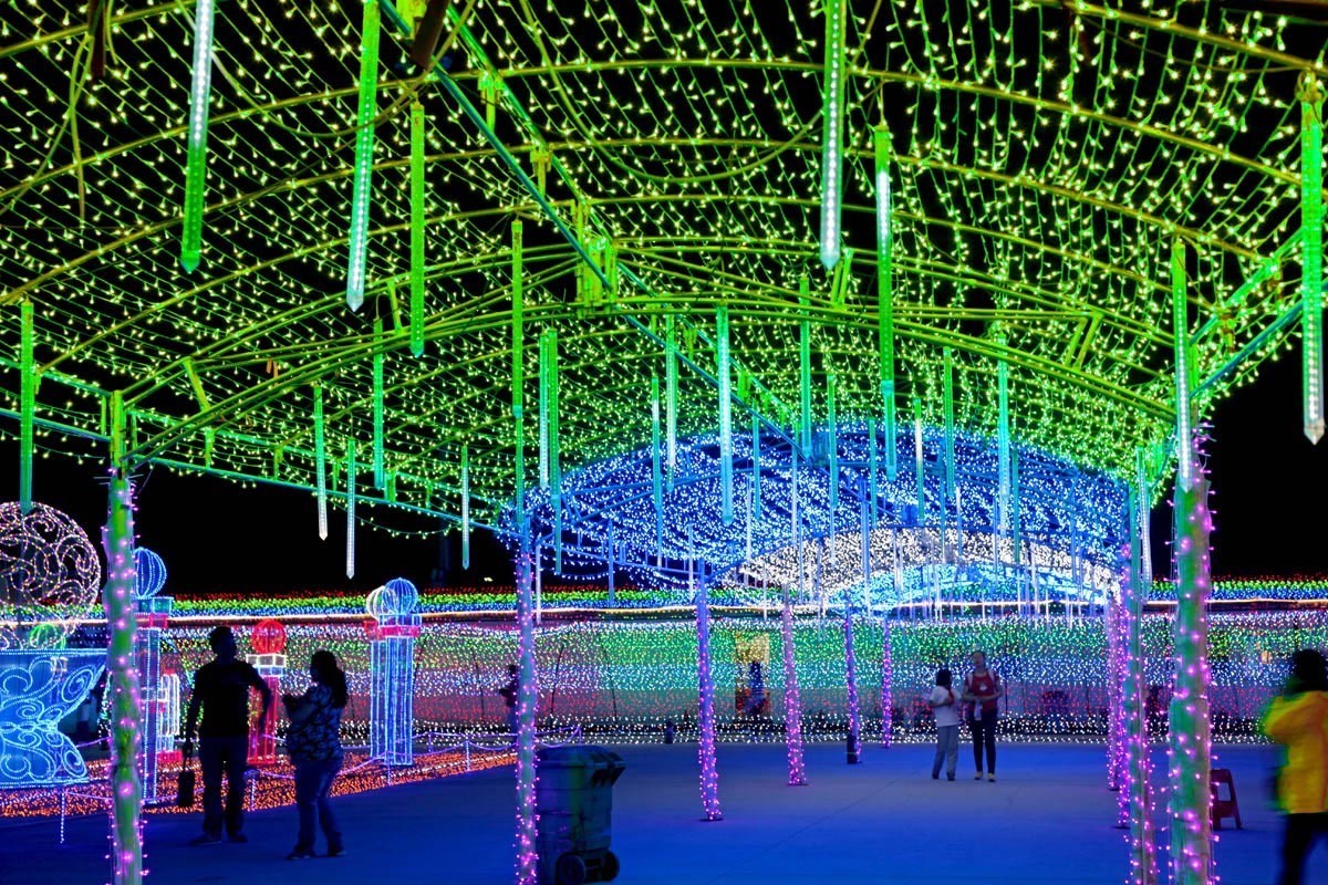 灯光璀璨翘夏日