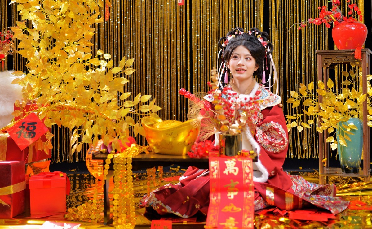 拜年粘∶祝长沙星空(中国)版主们及摄友们给您拜年，蛇年大吉，万事如意！