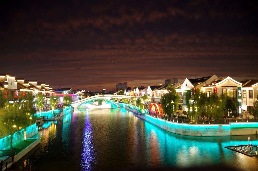 梅里古镇夜景美如画