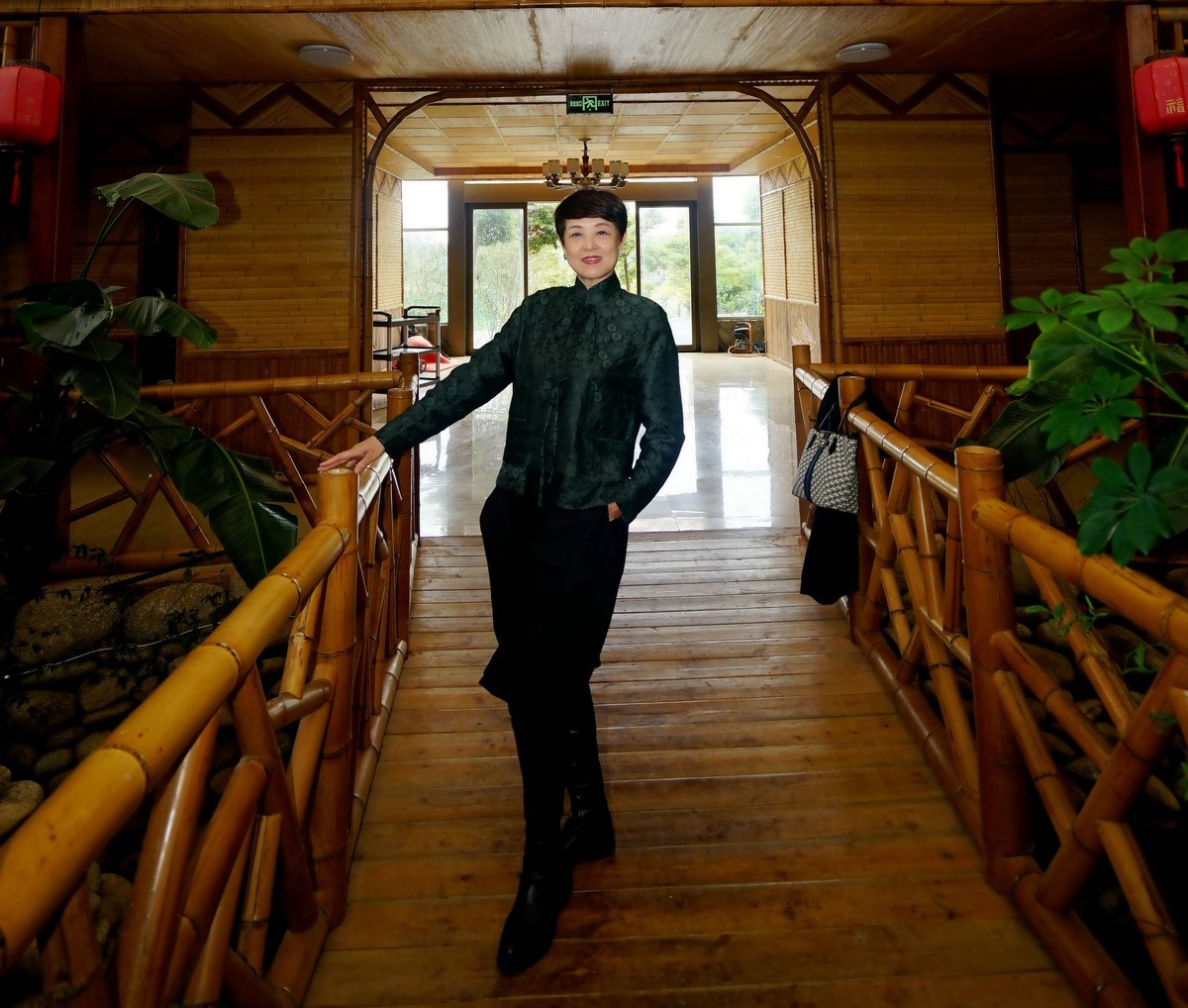 室内环境人像---蜜泉湖休假的美女！