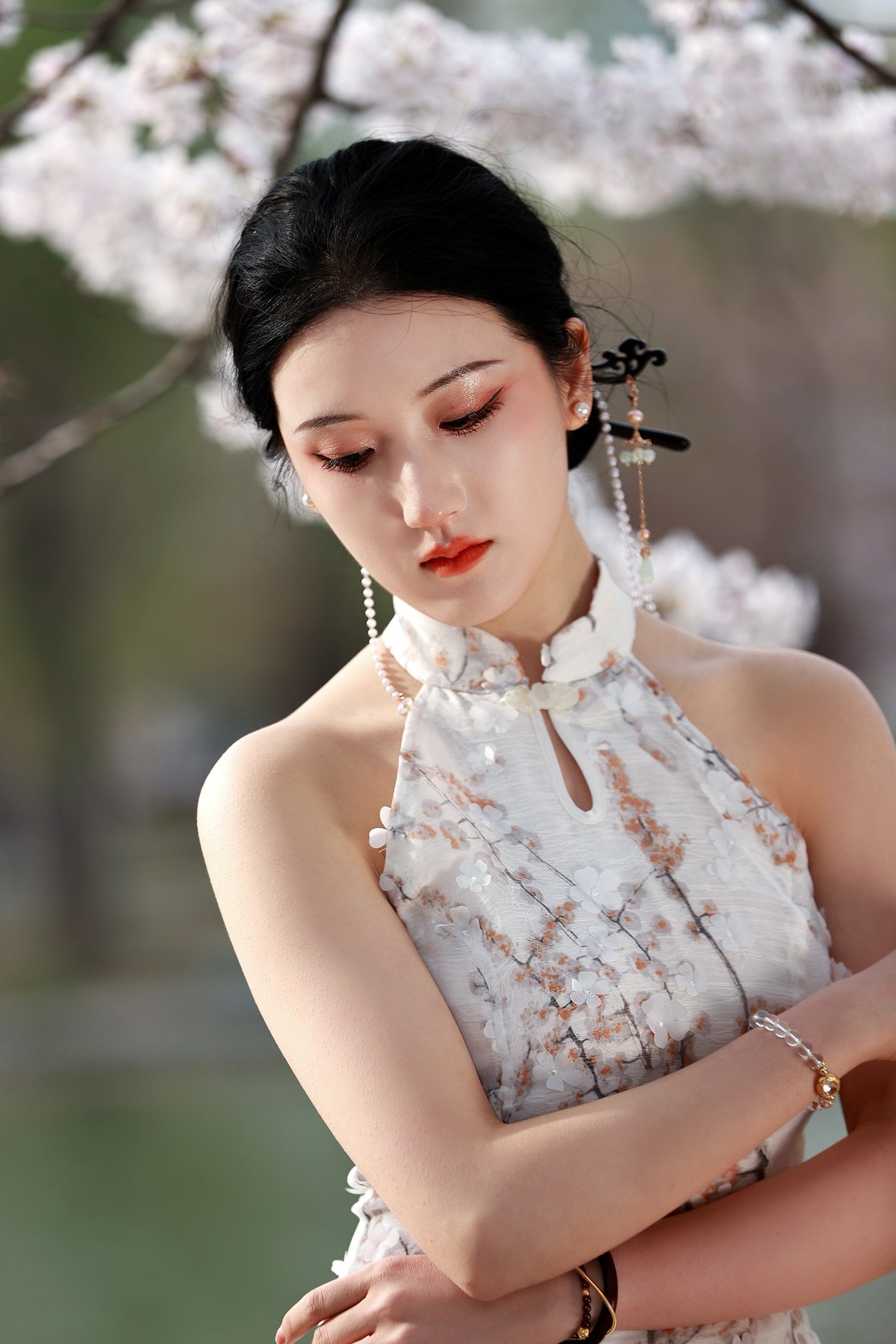 贺三八妇女节 池畔花开丽人来