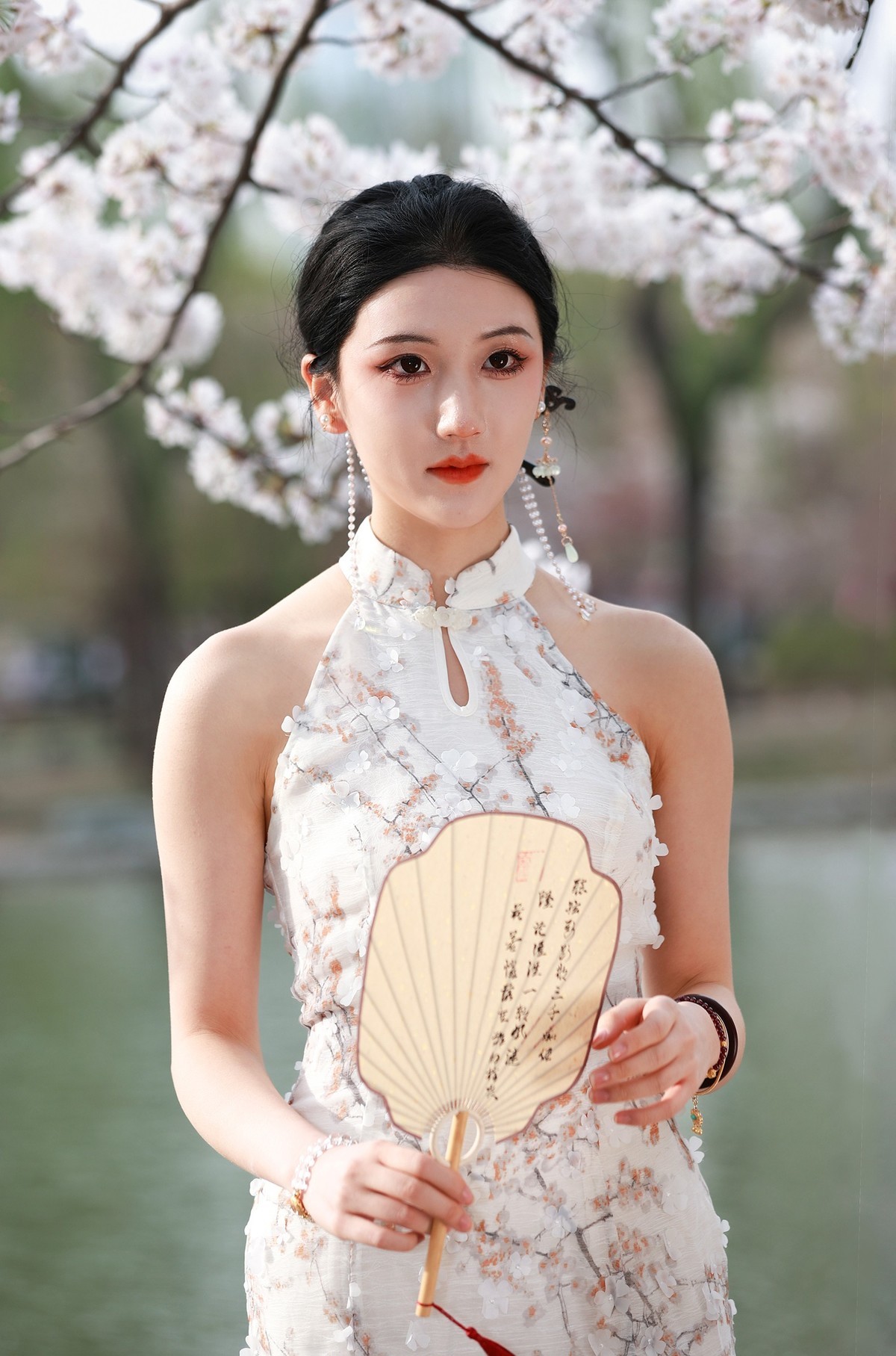 贺三八妇女节 池畔花开丽人来