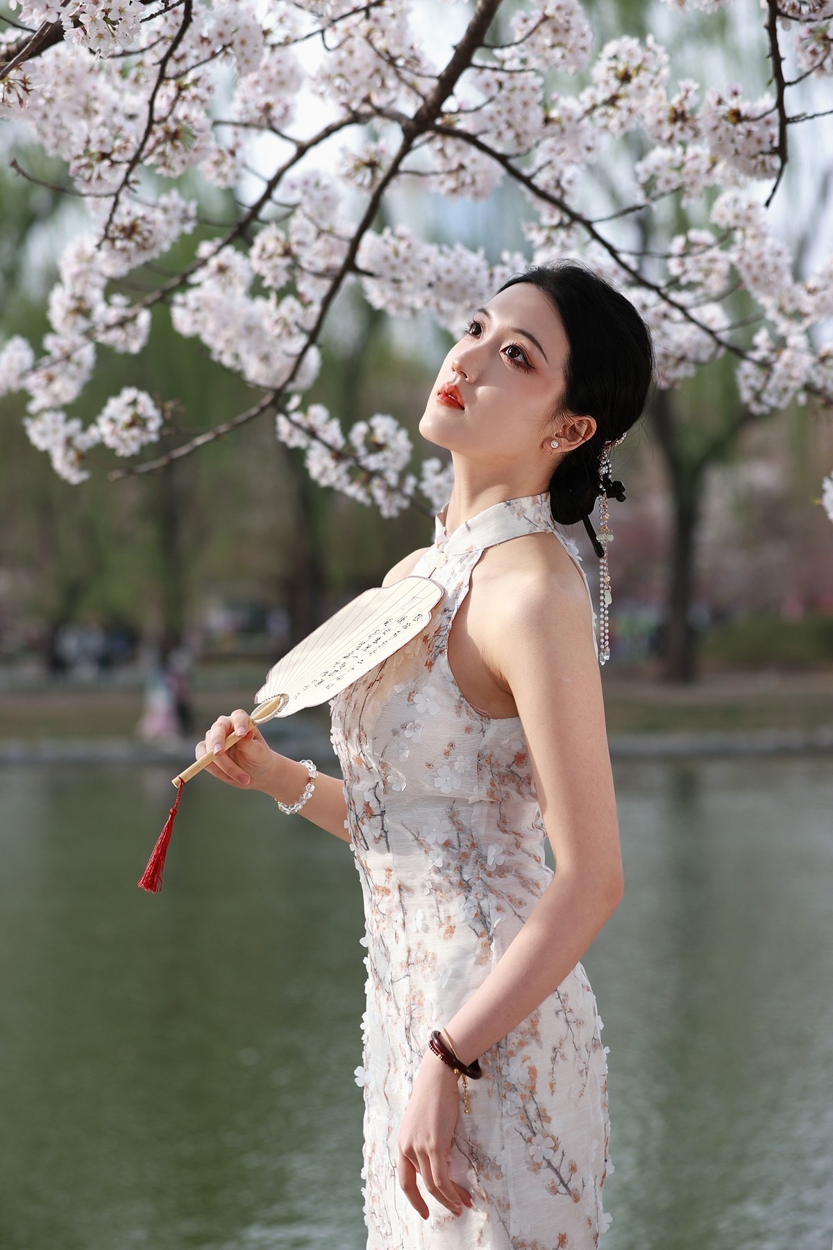 贺三八妇女节 池畔花开丽人来