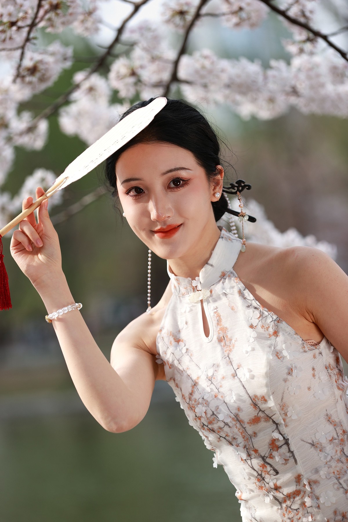 贺三八妇女节 池畔花开丽人来