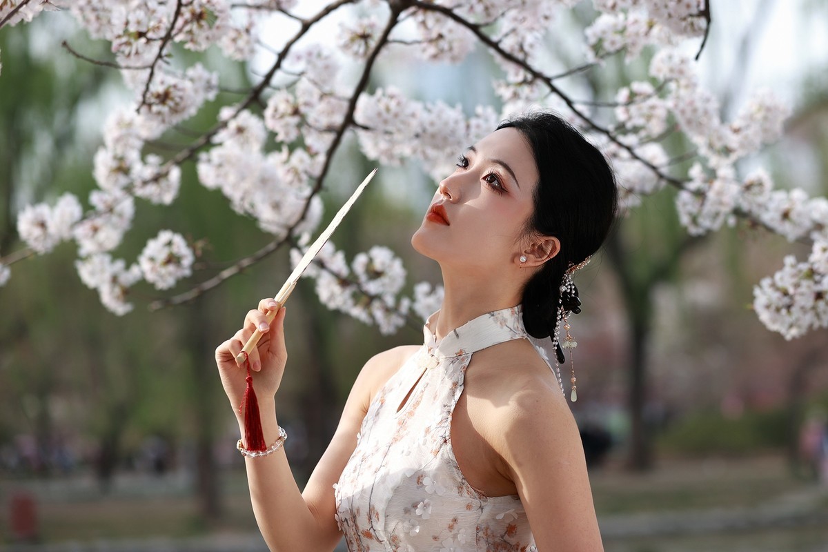 贺三八妇女节 池畔花开丽人来