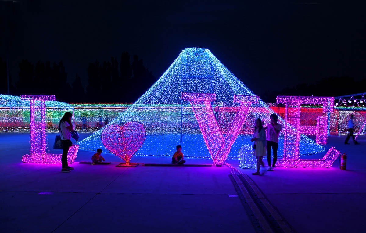 灯光璀璨翘夏日