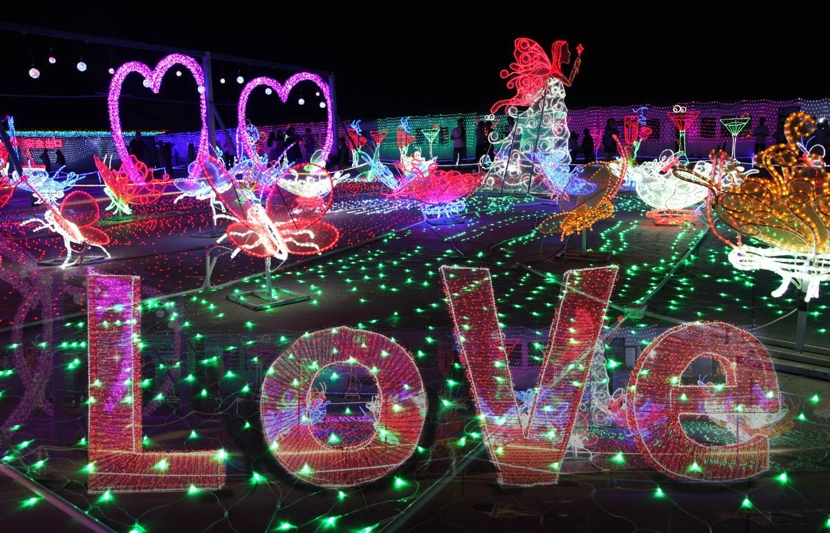 灯光璀璨翘夏日