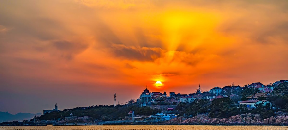 青岛第一海水浴场的落日霞光