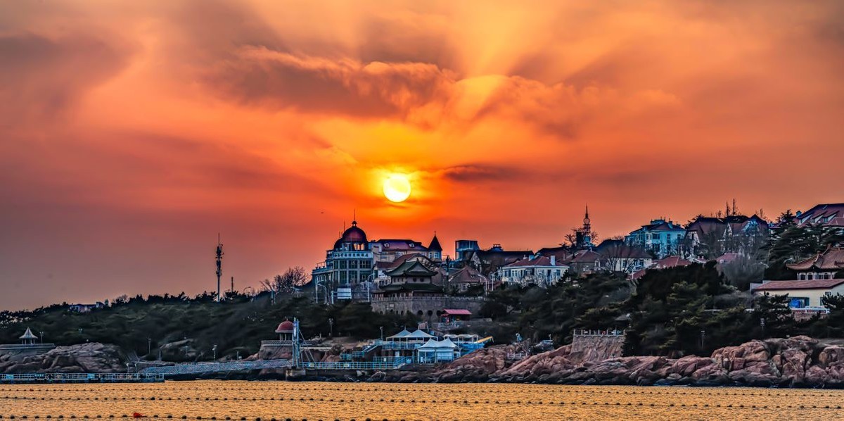 青岛第一海水浴场的落日霞光