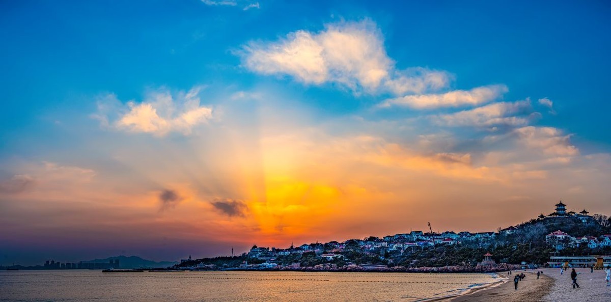 青岛第一海水浴场的落日霞光