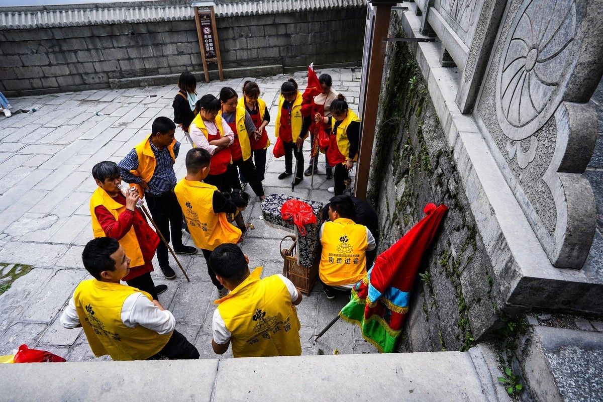 祝融峰上虔诚人