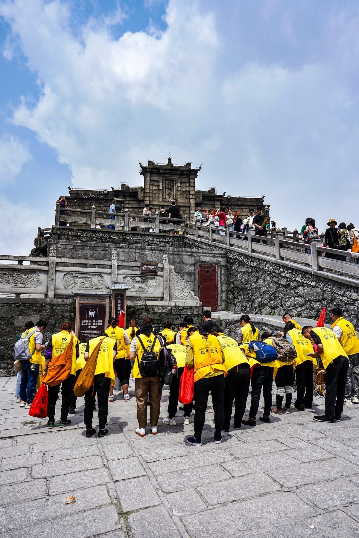 祝融峰上虔诚人