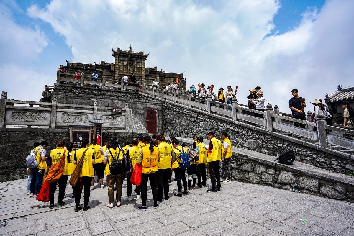 祝融峰上虔诚人