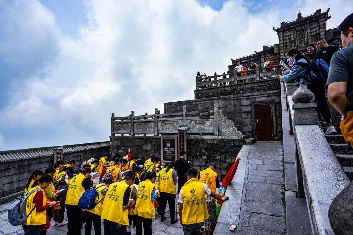 祝融峰上虔诚人