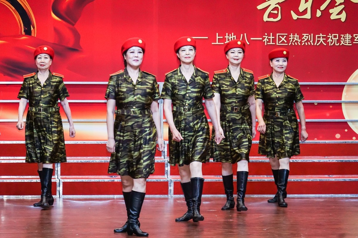 社区迎八一文艺演出 四