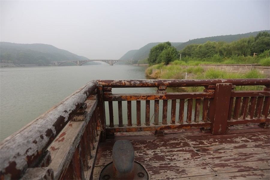 街拍星期天的洛阳龙门石窟景区