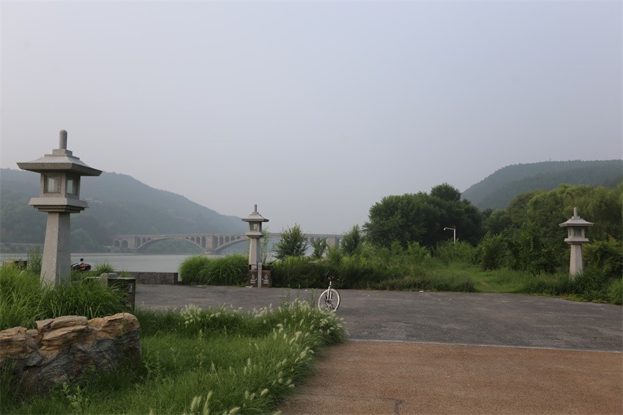街拍星期天的洛阳龙门石窟景区