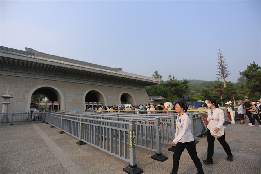 街拍星期天的洛阳龙门石窟景区