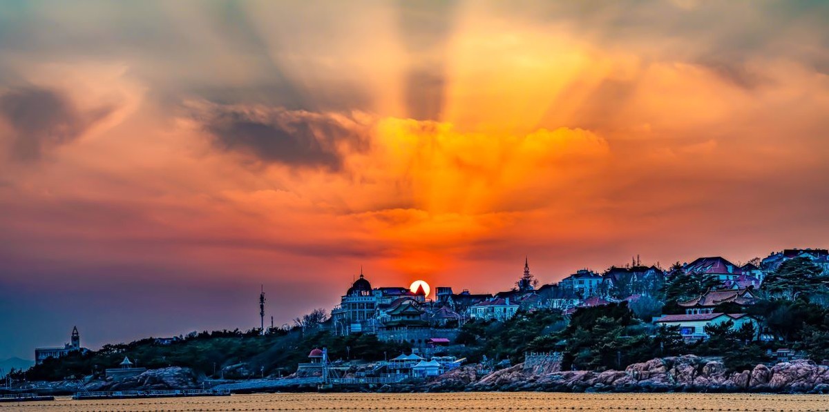 青岛第一海水浴场的落日霞光