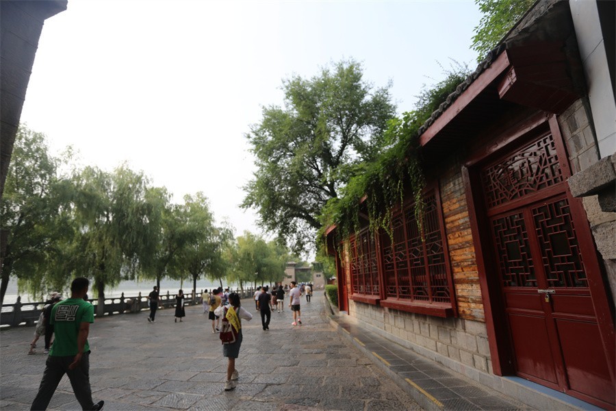街拍星期天的洛阳龙门石窟景区
