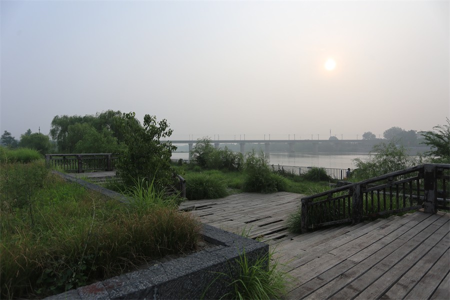 街拍星期天的洛阳龙门石窟景区