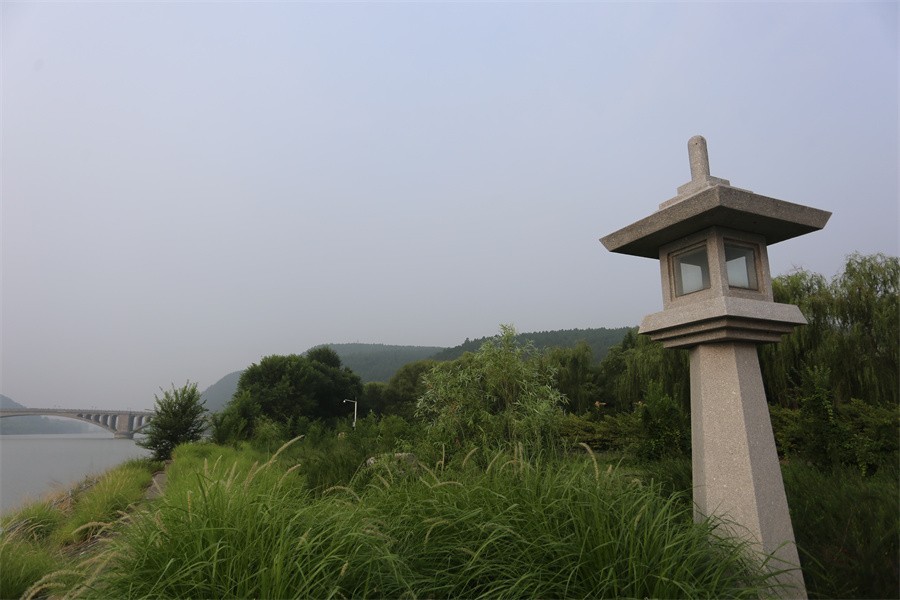 街拍星期天的洛阳龙门石窟景区