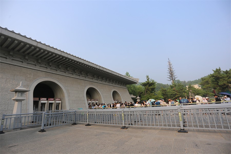 街拍星期天的洛阳龙门石窟景区