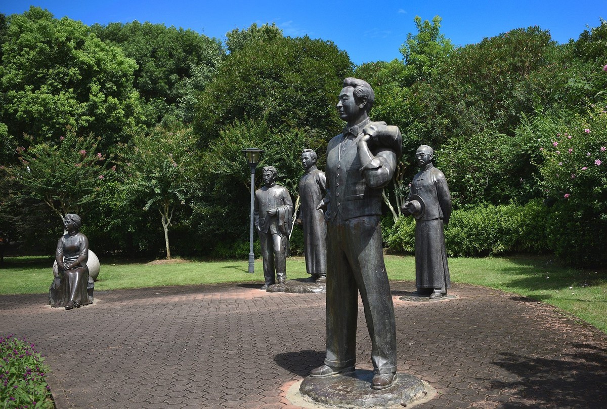 长沙《谁主沉浮》群雕：毛 泽东与湘籍战友