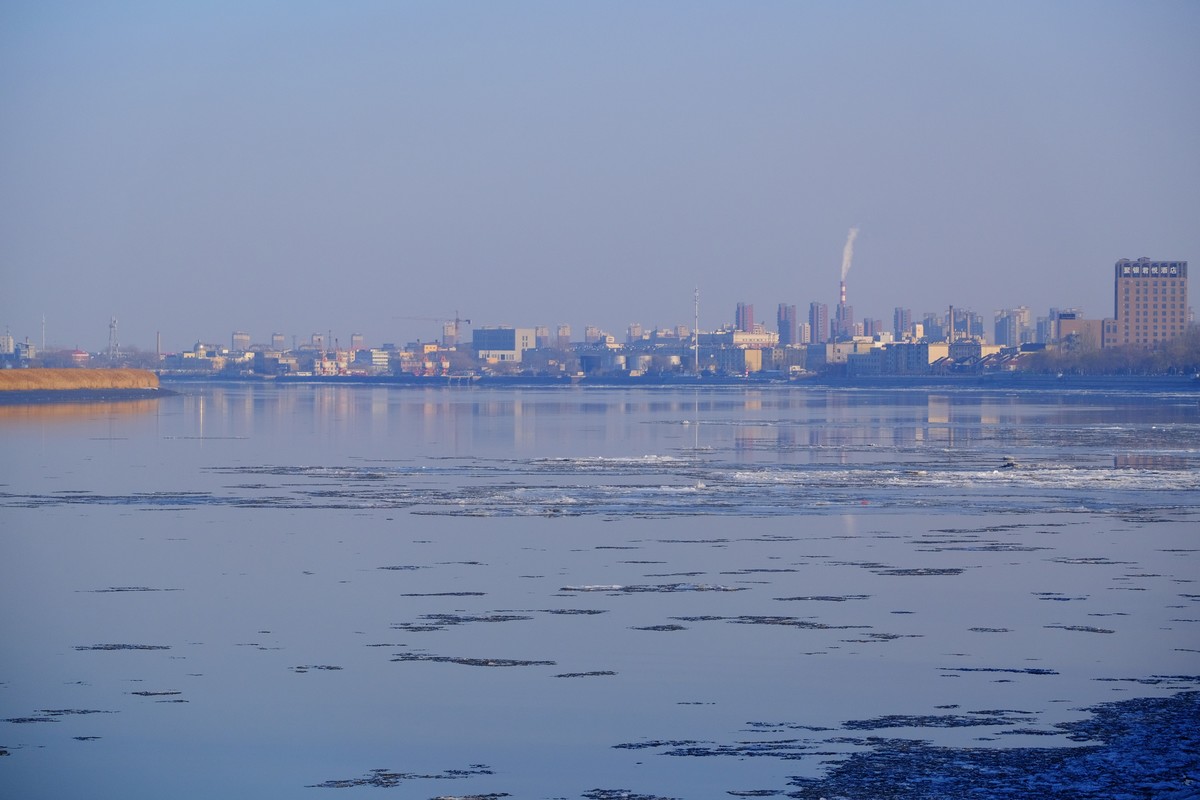 大河冰雪流，岁尾年将尽……