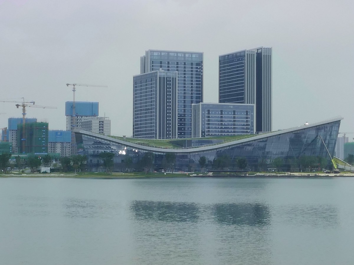 东  安  湖  公  园