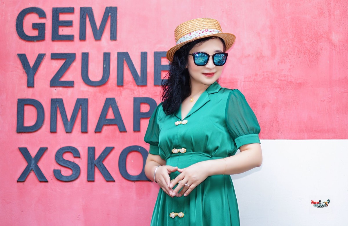 【绿衣美女】---闪亮