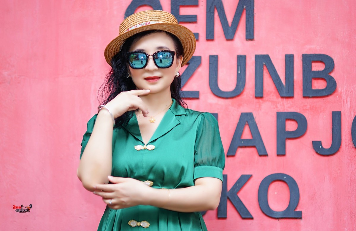 【绿衣美女】---闪亮