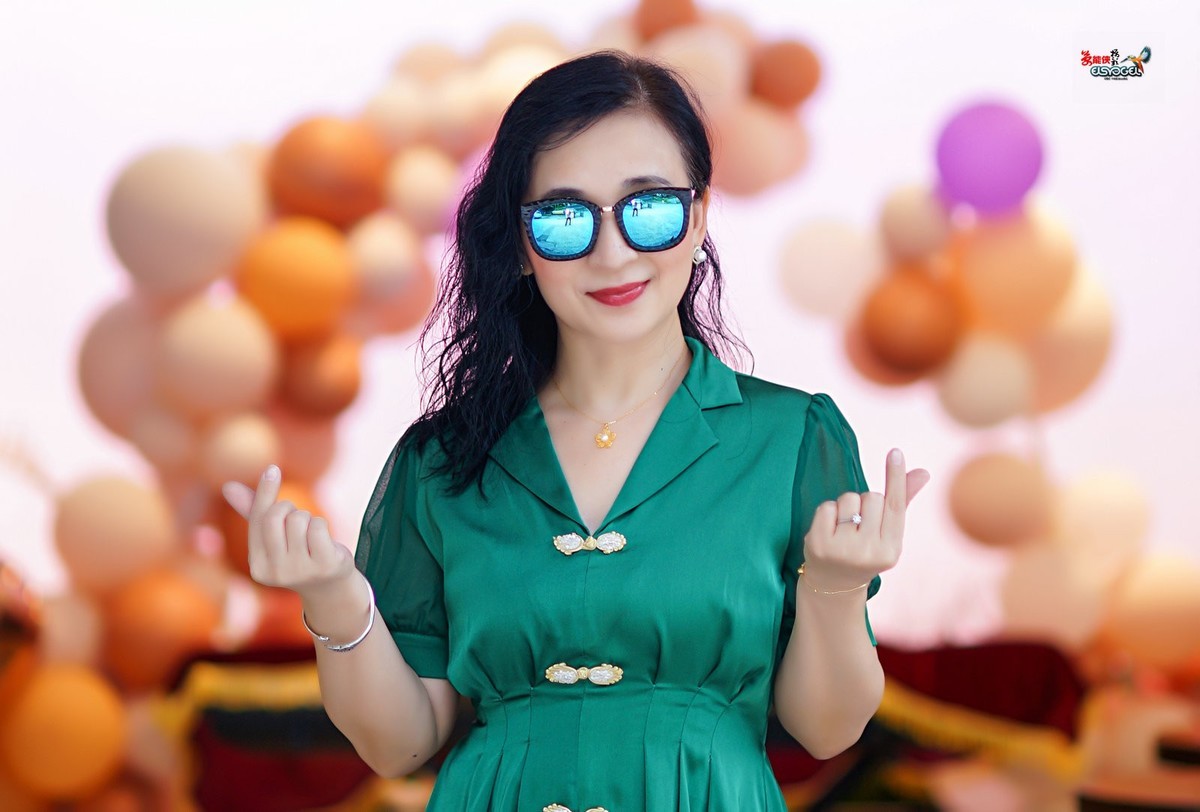 【绿衣美女】---闪亮