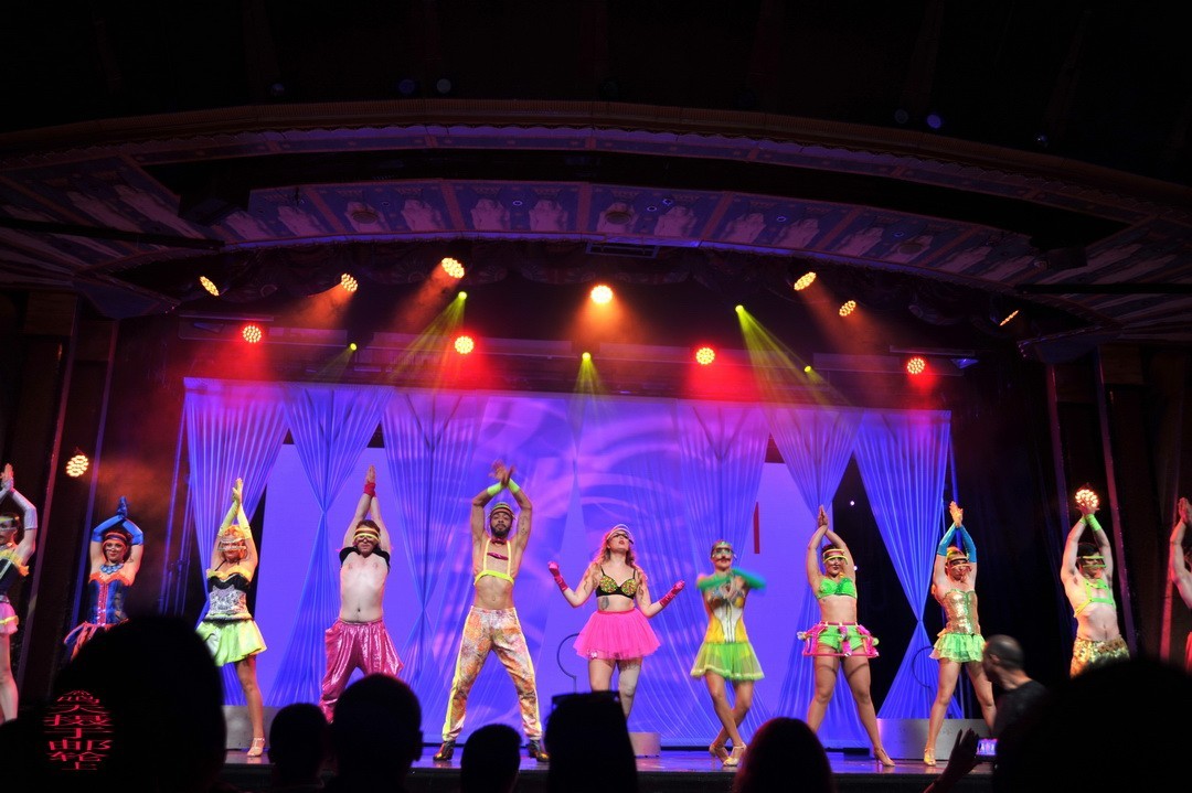 邮轮海上精彩纷呈的文娱活动     周鸣天